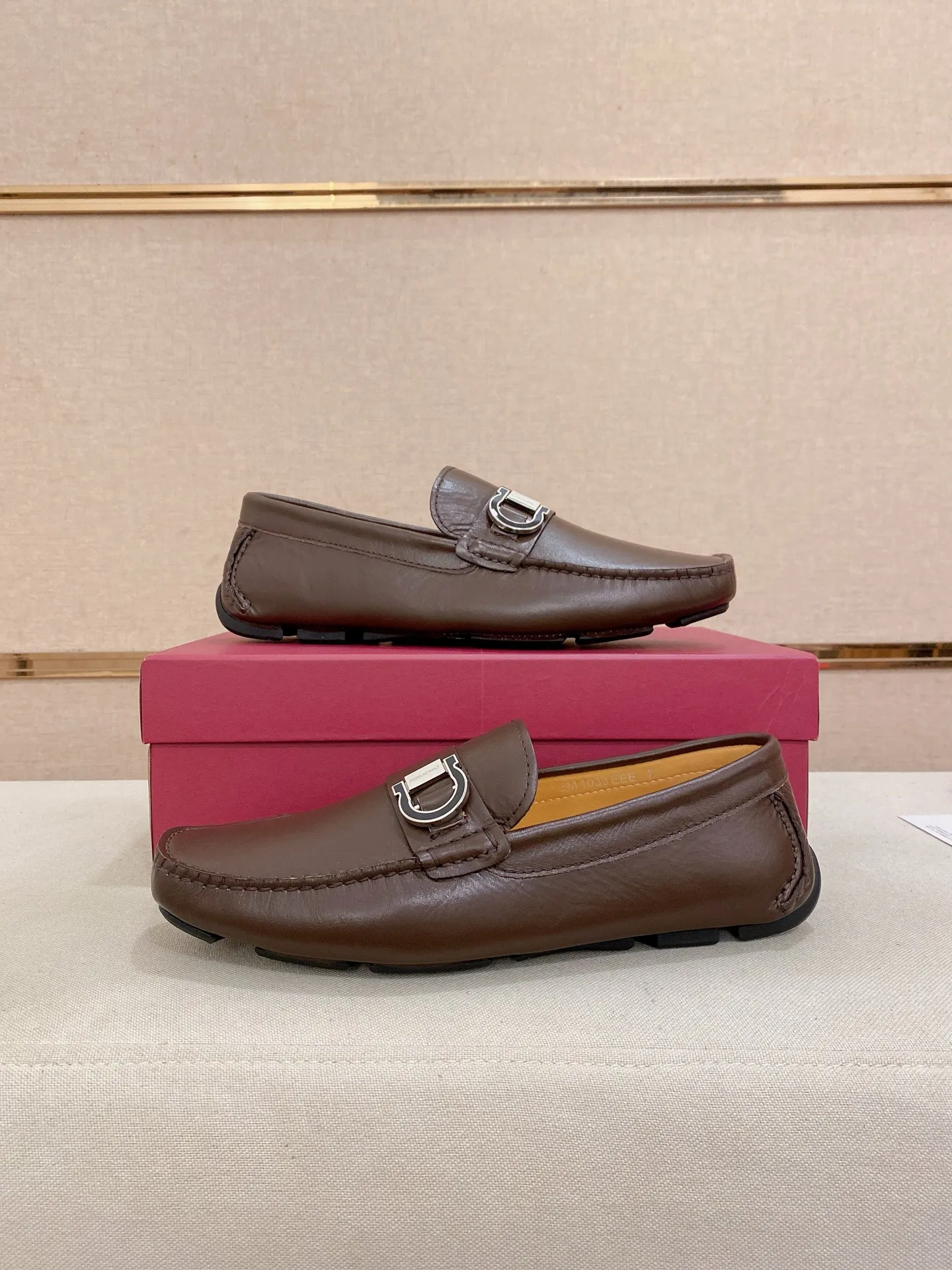 Men's shoes💰: 540💰High-end quality! Ferragamo🆕🆕Exclusive hot-selling products in stock🔥🔥New products on the shelves, high-quality Ferragamo men's pea shoes, high-end casual driving shoes, with complete packaging! 💪 💪 Material: imported first-layer pebbled cowhide 🐂 + imported high-quality water-dyed cowhide lining + wear-resistant outsole 👍🏻👍🏻 Features: high-end and comfortable, purely handmade 🚀 🚀 Create the perfect shoe that suits you best 🔥 🔥 Size: (38-44) 45 standard size can be customized!